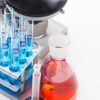 elementi-scientifici-ad-alto-angolo-con-assortimento-di-prodotti-chimici